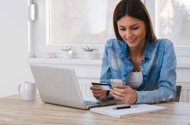 Onlinehändler möchten Umsatz und Gewinn. Am einfachsten gelingt dies durch mehr Verkäufe über Stammkunden. Dazu berechnet man im Idealfall den Customer Lifetime Value.