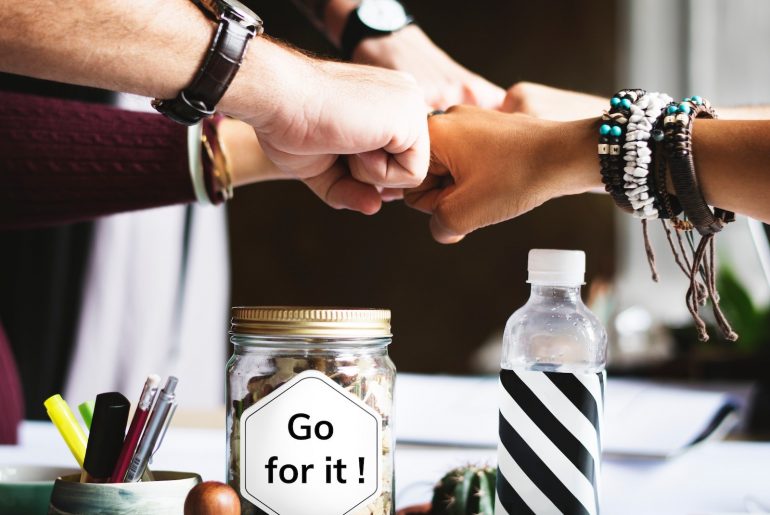 Startup Partner die zusammen kommen.